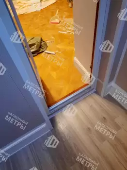 Отделка балкона панелями ПВХ и ламинат и установка кованого настенного плафона