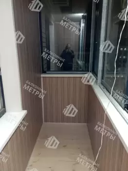 Отделка стен и потолка балкона ПВХ панелями