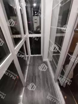 Панорамное остекление и отделка п-образного балкона с утеплением