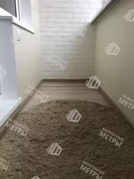 Отделка балкона декоративным камнем, ламинат и натяжной потолок